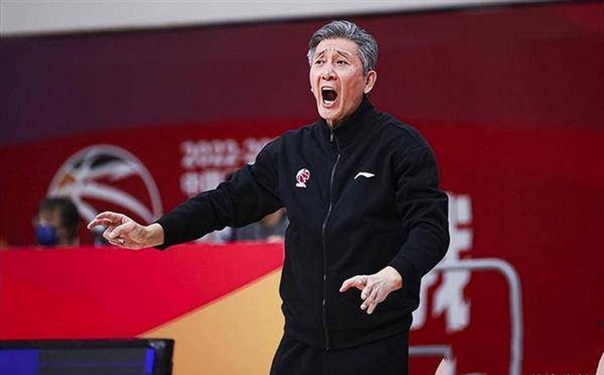双方教练开怼，皆因比赛中争议判罚的简单介绍