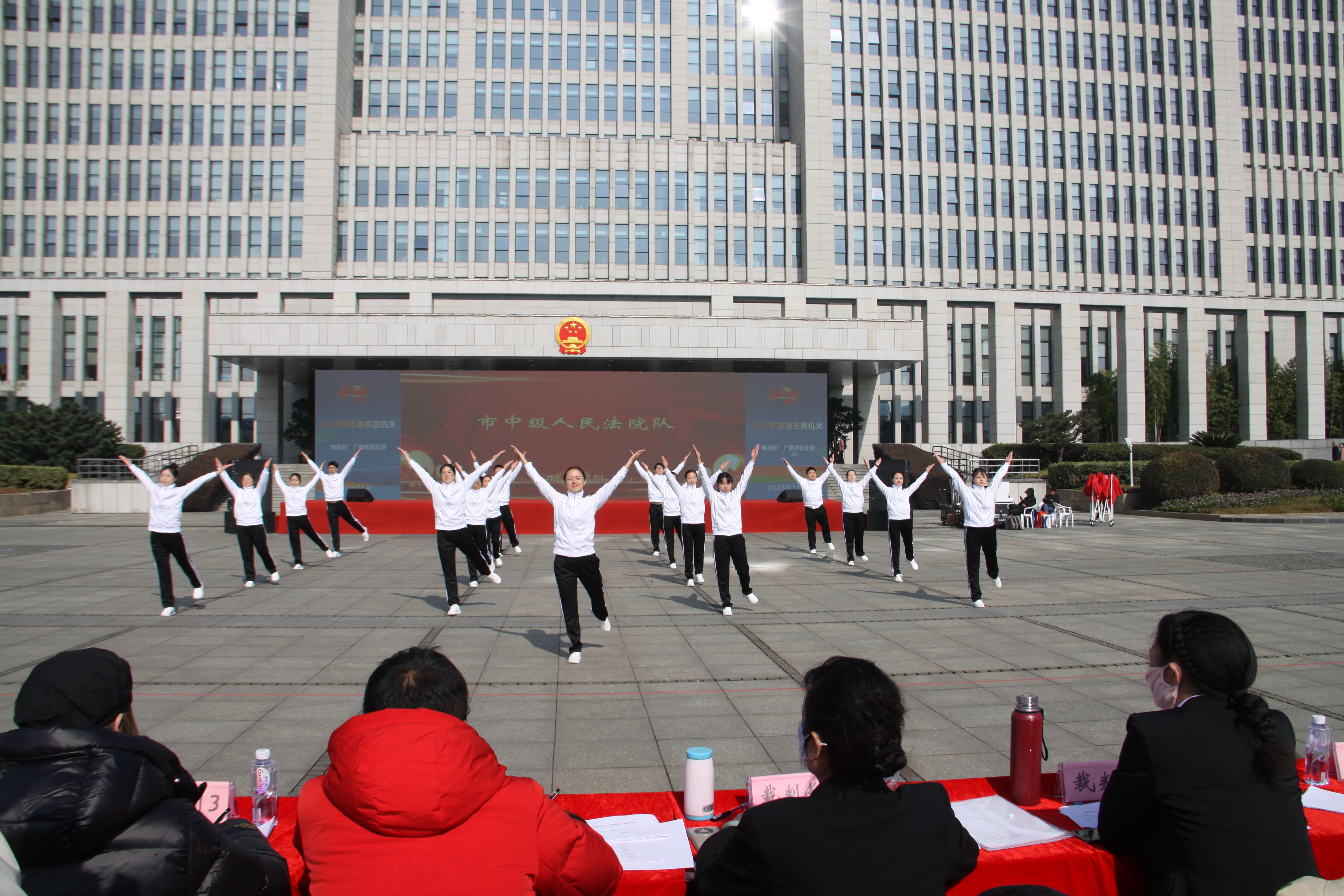 关于体操比赛精彩纷呈，全场观众掌声频频的信息